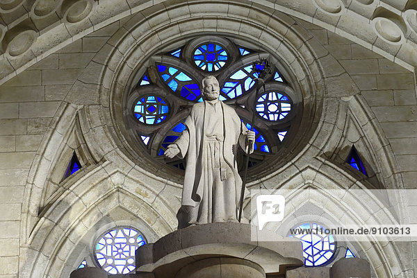 Skulptur  Kirchenfigur  farbige Kirchenfenster  Innenraum der Sagrada Família oder Basílica i Temple Expiatori de la Sagrada Família  Sühnekirche der Heiligen Familie  von Architekt Antoni Gaudí entworfen  Barcelona  Katalonien  Spanien