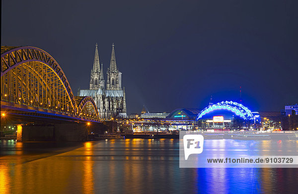 Hohenzollernbrücke mit Dom und Musical Dome  Rheinufer  Köln  Rheinland  Nordrhein-Westfalen  Deutschland