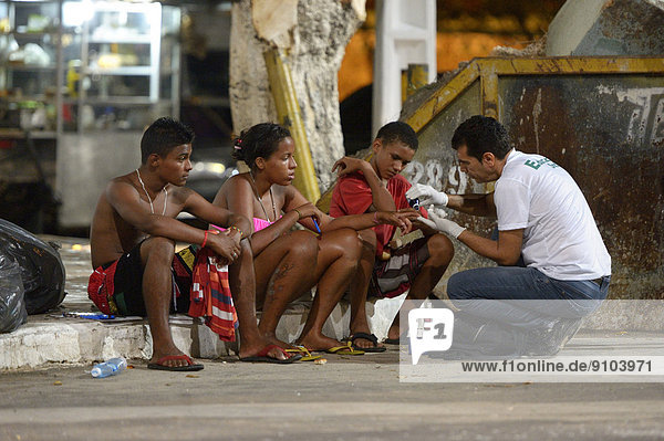 Sozialarbeiter betreut Straßenkinder  Fortaleza  Ceará  Brasilien