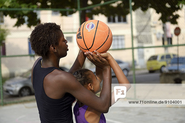 Zwei Mädchen  15 und 10 Jahre  trainieren Basketball  Rio de Janeiro  Bundesstaat Rio de Janeiro  Brasilien