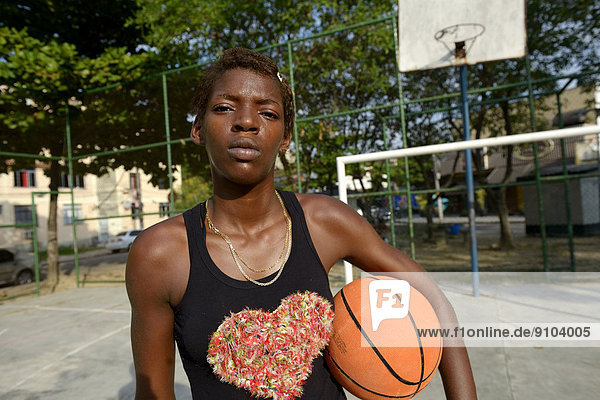 Jugendliche  15 Jahre  mit Basketball  Rio de Janeiro  Bundesstaat Rio de Janeiro  Brasilien