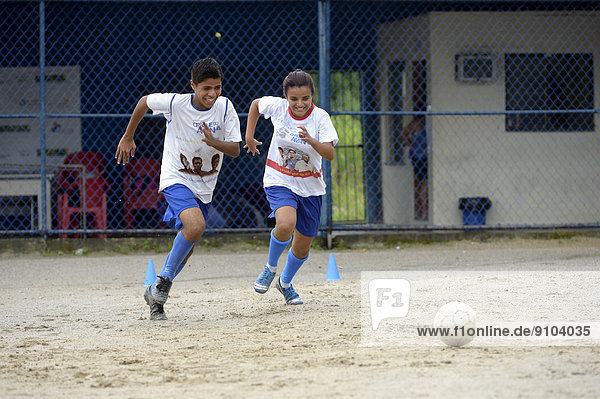 Zwei Jugendliche  Zwillinge  16 Jahre  spielen Fußball  Sozialprojekt Craque do Amanha  São Gonçalo  Niteroi  Bundesstaat Rio de Janeiro  Brasilien