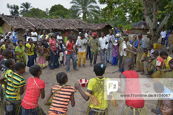 Tanzende Dorfbewohner bei einem Dorffest  Nkala  Provinz Bandundu  Demokratische Republik Kongo