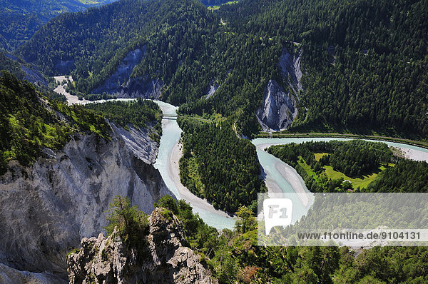 Biegung Biegungen Kurve Kurven gewölbt Bogen gebogen Brücke Fluss Zug Schweiz