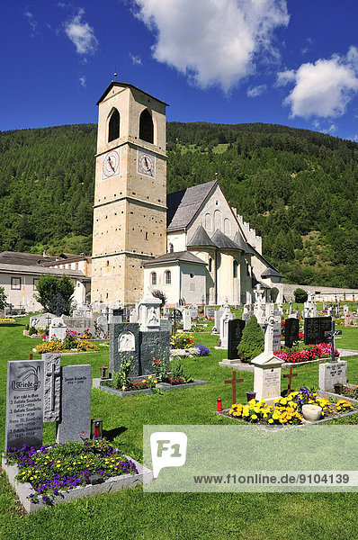 Friedhof beim Benediktinerinnenkloster St. Johann  UNESCO-Weltkulturerbe  Müstair  Engadin  Kanton Graubünden  Schweiz