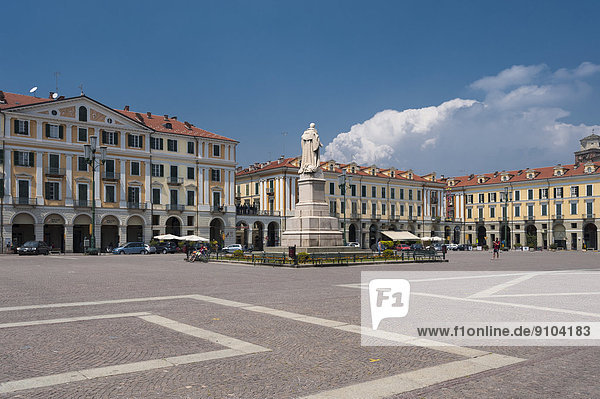 Der Platz Piazza Tancredi Galimberti Cuneo Piemont Italien
