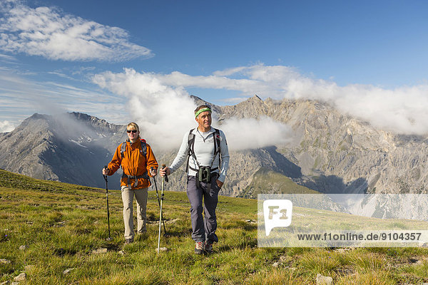 Wanderer auf dem Pass Murter  2545 m  Übergang vom Tal Val Cluozza ins Tal Val dal Spöl  Schweizer Nationalpark  Graubünden  Schweiz