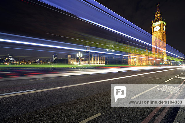 Lichtspuren vor Elizabeth Tower oder Big Ben und der Palast von Westminster oder Houses of Parliament  London  England  Großbritannien