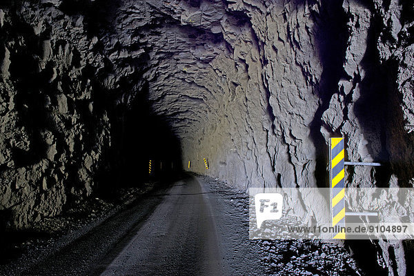 Einspuriger Tunnel zwischen den Orten Húsar und Mikladalur  Kalsoy  Färöer-Inseln  Dänemark