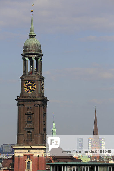 Türme der Hauptkirche Sankt Michaelis oder Michel  Rathaus und Sankt Petri  Hamburg  Deutschland