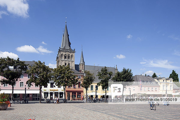 Xanten Cathedral or St. Victor's Cathedral and Marktplatz square  Xanten  Lower Rhine  North Rhine-Westphalia  Germany