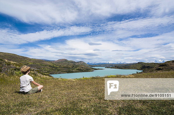 Frau genießt die Aussicht auf einen Gletschersee  Nationalpark Torres del Paine  Patagonien