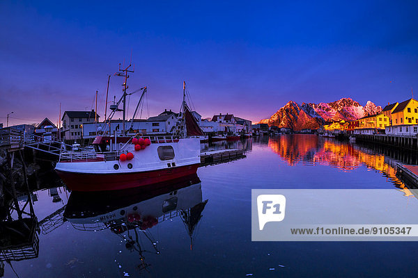 Hafen von Henningsvaer am Morgen  Vågan  Austvågøy  Lofoten  Norwegen