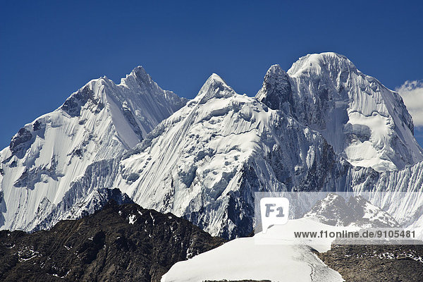 Vergletscherte  schneebedeckter Gipfel des Berges Nevados Puscanturpas  Gebirgszug Cordillera Huayhuash  Nordperu  Peru