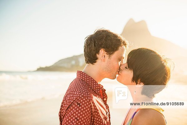 Junges Paar beim Sonnenuntergang  Ipanema Beach  Rio  Brasilien