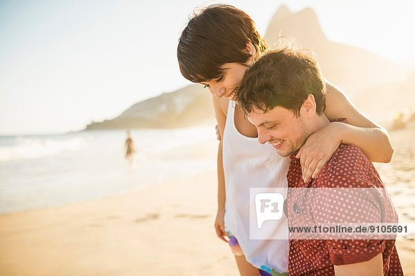 Junges Paar bei Sonnenuntergang  Ipanema Beach  Rio  Brasilien