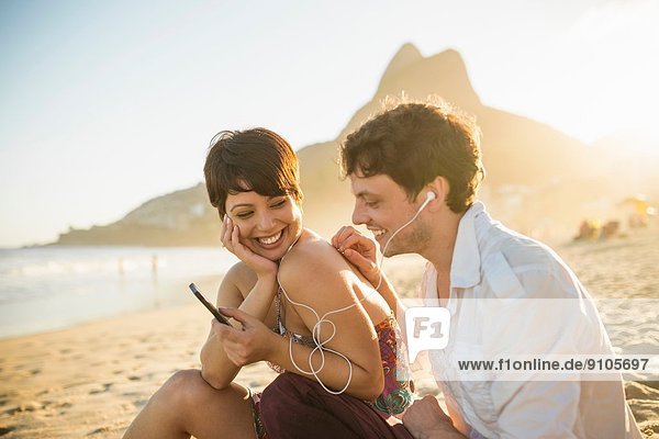 Junges Paar hört Musik Ipanema Beach Rio Brasilien