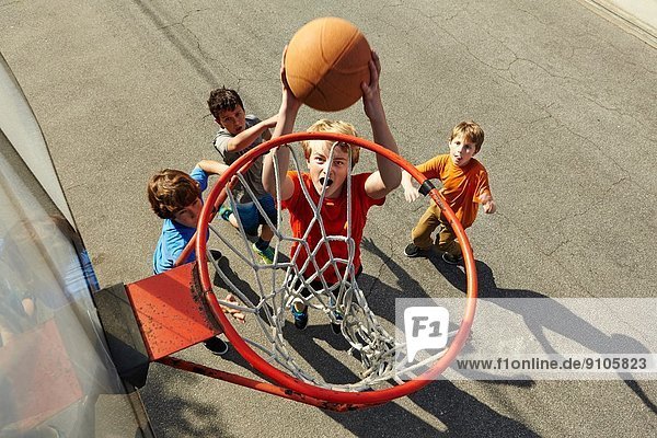 Jungen spielen Basketball  hoher Winkel