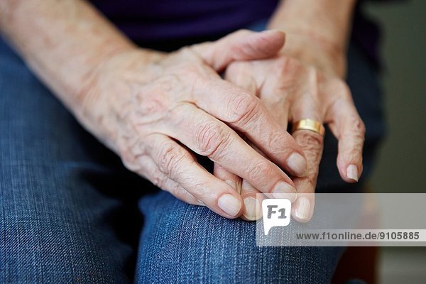Nahaufnahme von 82-jährigen Seniorinnenhänden