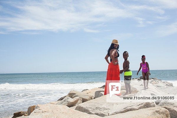 Mutter und Kinder genießen das Meer