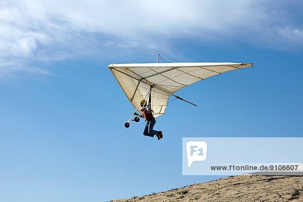 Man flying hang glider