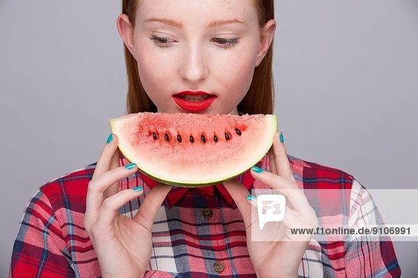 Junge Frau mit Wassermelonenscheibe