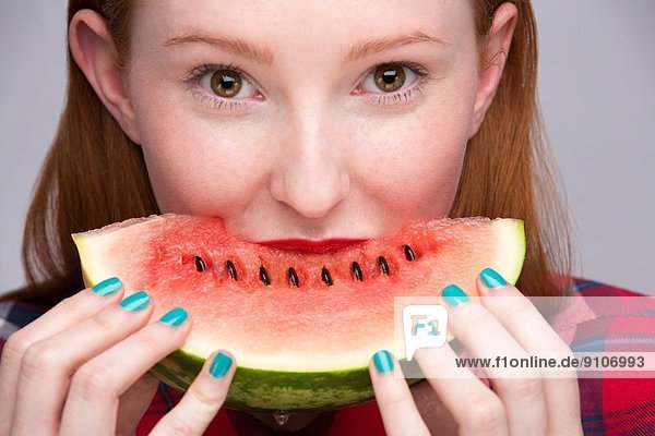 Junge Frau mit Wassermelonenscheibe
