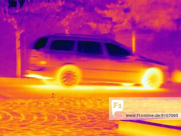 Wärmebild  das die Hitze des Auspuffs und der Reifen eines rasenden Autos zeigt