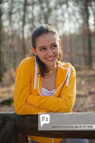 Portrait einer jungen Läuferin bei einer Pause im Wald
