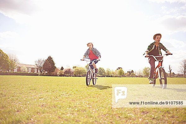 Jungen beim Radfahren auf dem Spielfeld