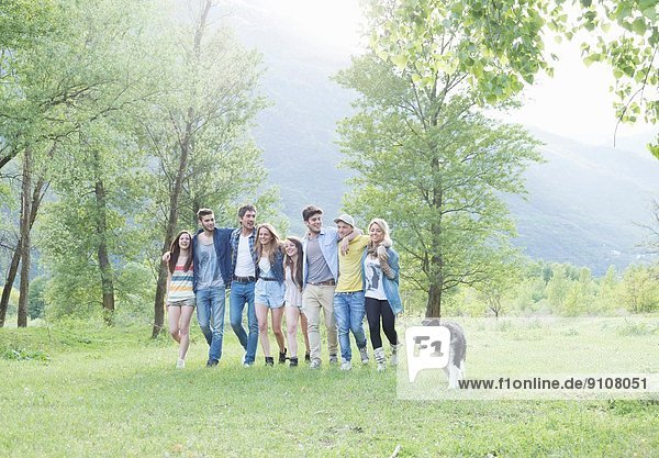 Gruppe von acht jungen erwachsenen Freunden und ihrem Hund  Piemonte  Italien