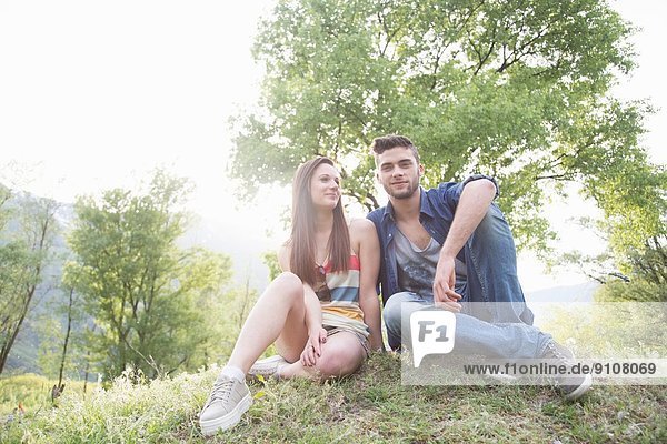 Porträt eines jungen Paares auf Gras  Piemonte  Italien