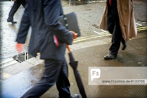 Europa  Geschäftsmann  gehen  Regenschirm  Schirm  Großbritannien  London  Hauptstadt  Straße  Großstadt  Angebot  unerkennbar  England