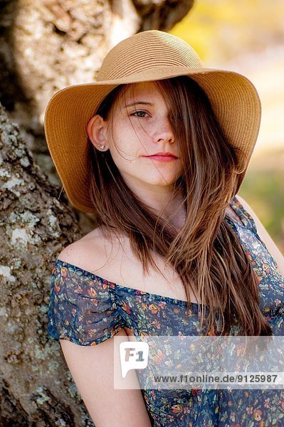 Außenaufnahme  Frau  sehen  Sommer  Hut  braunhaarig  Blick in die Kamera  Kleidung  Strohhut  Stroh  gerade  Kleid  alt  freie Natur  Jahr