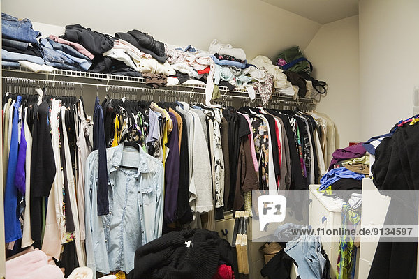 Kleidung Lifestyle Frau Wohnhaus gehen füllen füllt füllend Reichtum innerhalb Nachbarschaft Kanada Montreal Quebec