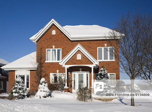 Winter Lifestyle Wohnhaus Ziegelstein rot Nachbarschaft Kanada Quebec