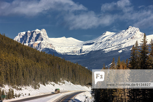 Berg  Palast  Schloß  Schlösser  Transport  Hintergrund  Lastkraftwagen  Bundesstraße  Banff Nationalpark  Alberta  Kanada