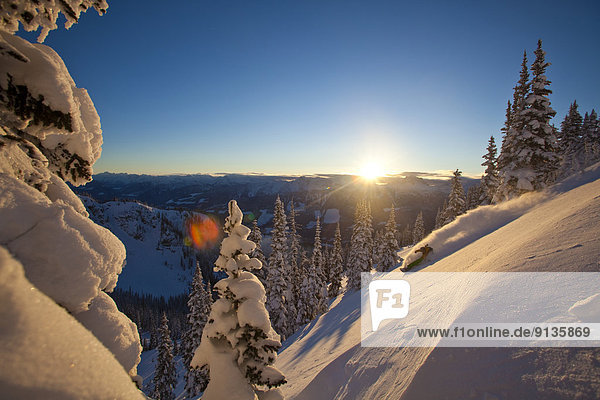Berg  Snowboardfahrer  drehen  Sonnenuntergang  Urlaub  unbewohnte  entlegene Gegend  Splitboard  bekommen