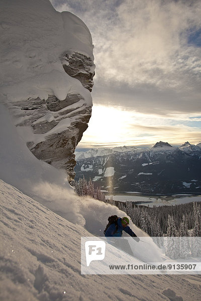 Berg  Skifahrer  drehen  besprühen  Urlaub  Gesichtspuder  unbewohnte  entlegene Gegend