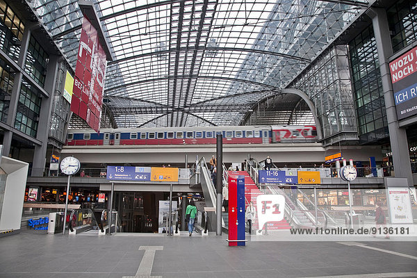 Berlin  Hauptstadt  Mittelpunkt  Zug  Deutschland  Haltestelle  Haltepunkt  Station