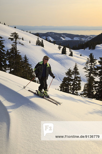 Skifahrer absteigen unterhalb British Columbia Kanada Hang Sunshine Coast