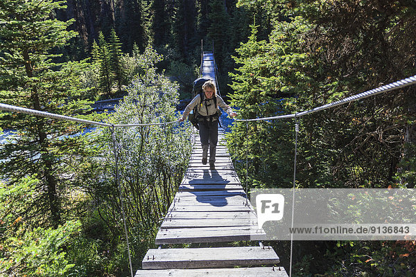 folgen  absteigen  Rucksackurlaub  Bach  Kreuzform  Kreuz  Kreuze  Farbe  Farben  Richtung  Kootenay Nationalpark  British Columbia  Kanada  ocker  bemalen
