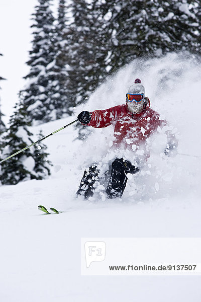 Mann  Berg  Skisport  Urlaub  Gesichtspuder  Fernie  British Columbia  Kanada  tief