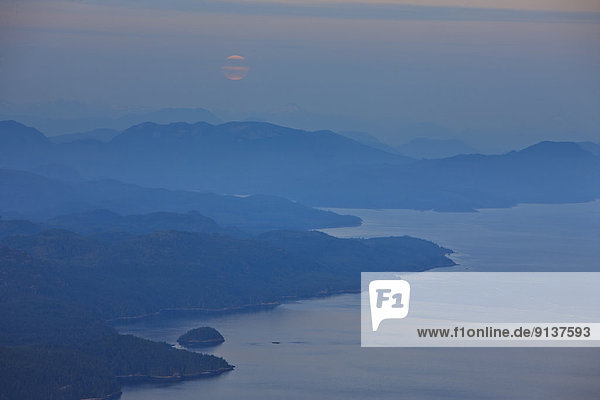 Berg  sehen  über  aufwärts  Küste  Mond  britisch  British Columbia  Kanada  Abenddämmerung  voll  Meerenge  Dämmerung