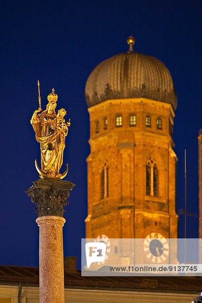 Europa Großstadt Turm Hintergrund Kathedrale über München Heiligtum Regenwald Jungfrau Maria Madonna Bayern Abenddämmerung Deutschland Marienplatz Mariensäule