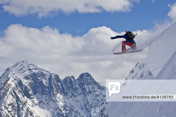 Landschaftlich schön landschaftlich reizvoll Snowboardfahrer Kopfkissen unbewohnte entlegene Gegend Rocky Mountains Hintergrundbild kanadisch