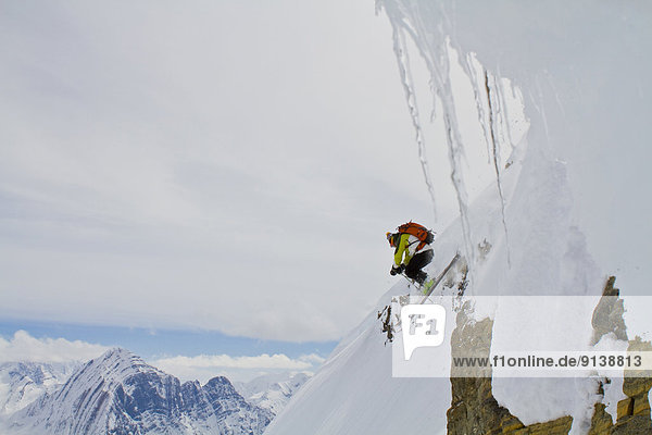 Mann Steilküste heraustropfen tropfen undicht Skisport unbewohnte entlegene Gegend Rocky Mountains kanadisch