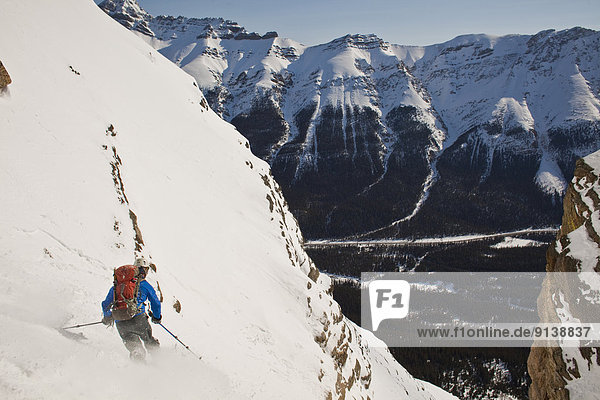 Skifahrer  absteigen  unbewohnte  entlegene Gegend  Banff