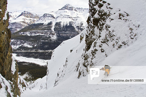 Ski  Skifahrer  heraustropfen  tropfen  undicht  unbewohnte  entlegene Gegend  vorwärts  Banff Nationalpark  Eisfeld  steil