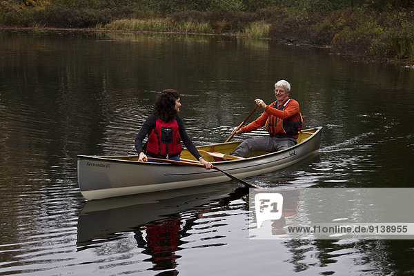 Ruhe  Tischset  See  reifer Erwachsene  reife Erwachsene  Kanu  paddeln  Mittelpunkt  Kanada  Muskoka  Ontario